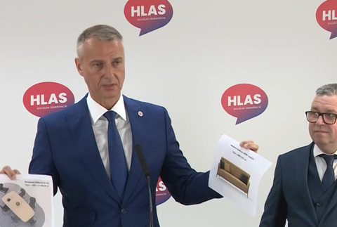 Predražený nábytok z ministerstva investícií, regionálneho rozvoja a informatizácie