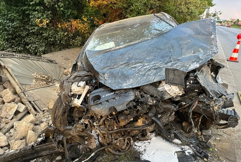 Auto, ktoré narazilo do domu 