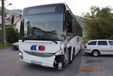 Opitý vodič linkového autobusu nabúral do múru rodinného domu