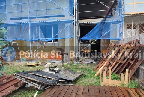 V Karlovej Vsi horel byt