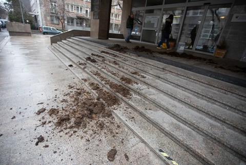 Farmári vysypali pred budovu agrorezortu a PPA hnoj 