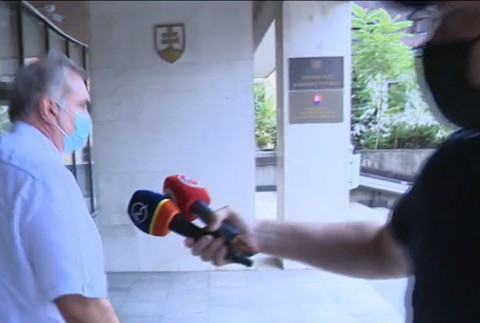 Rasťo Striško s mikrofónom konkurenčnej televízie.