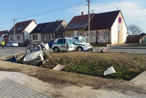 VIDEO: Kuriózna nehoda. Trabant skončil v policajnom aute 