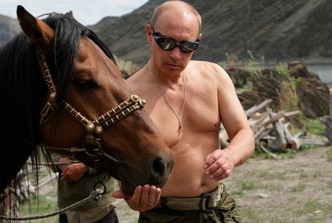Putin nahé telo na koňovi