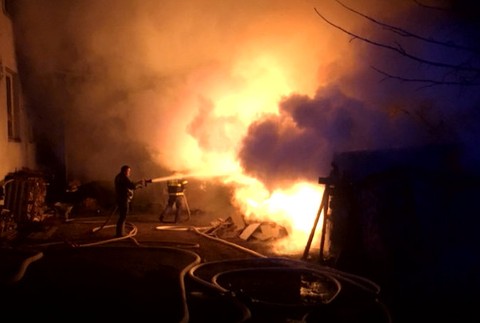 Rozsiahly požiar polyfunkčného domu. Hasiči zasahovali niekoľko hodín