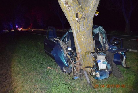 Dôchodca narazil autom do stromu. Záchranári mu už nemohli pomôcť