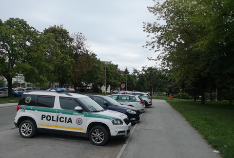 Tragédia v Rimavskej Sobote. O život prišla 38-ročná matka a podozrivý 23-ročný mladík  