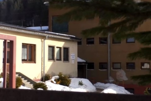 Útok a dezodorant v očiach. Vychovávateľa napadli štyria chovanci