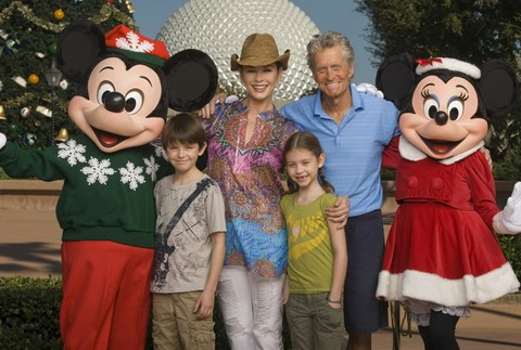 Michael Douglas s manželkou a deťmi