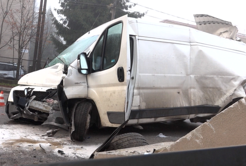Pri vážnej dopravnej nehode sa zrazil autobus s dodávkou. Viacero cestujúcich sa zranilo