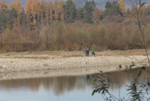 Žiaci zbierajú odpadky 2