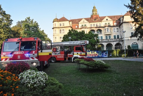 FOTO: Plamene pohltili budovu bývalého hotela v Piešťanoch