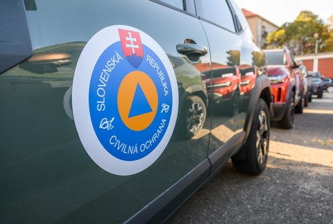 Zamestnancom odborov krízového riadenia okresných úradov odovzdali v Bratislave nové terénne vozidlá