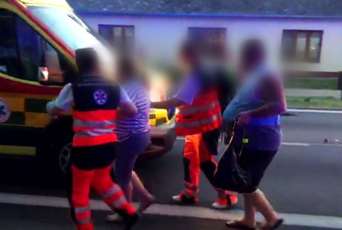 Čelná zrážka autobusu a auta sa skončila tragédiou