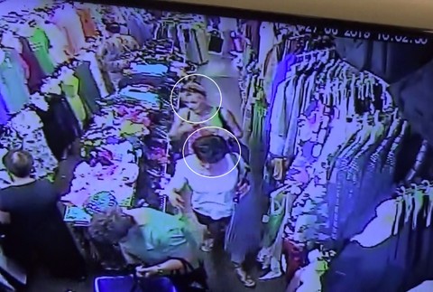 Ženu okradli pri nákupoch. Polícia žiada o pomoc pri pátraní