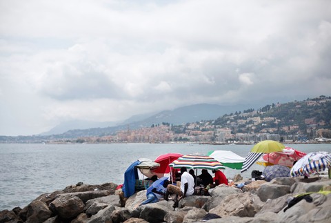 Migranti sa modlia počas Ramadánu v Taliansku2