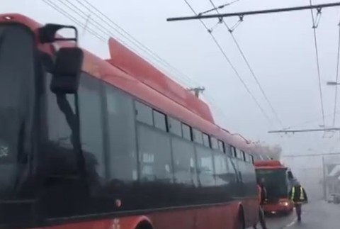 Poľadovica na cestách ochromila dopravu MHD.Niektoré úseky boli hodiny neprejazdné