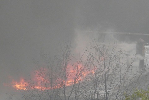 Požiar školy v Petržalke, dym oheň, plamene, hasiči