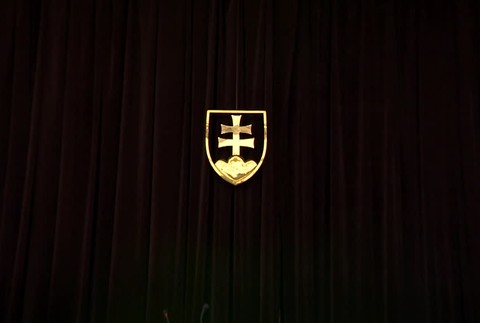 Prvé zasadnutie vlády začalo v akademickom duchu. Hlavnou témou je odoberanie titulov