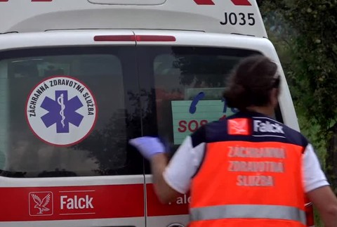 [multi] Muž nezvládol jazdu a s autom skončil mimo cesty. Dvaja spolujazdci na mieste zomreli 478