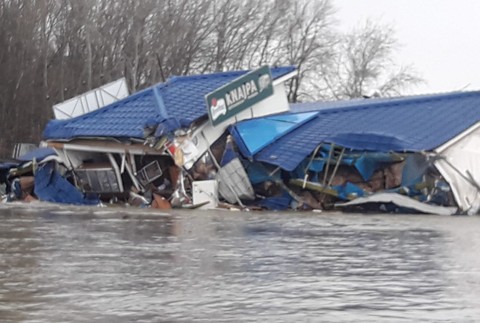 Blízko nákupného centra sa odtrhol pontón reštaurácie. Na člnoch zasahovali hasiči aj policajti