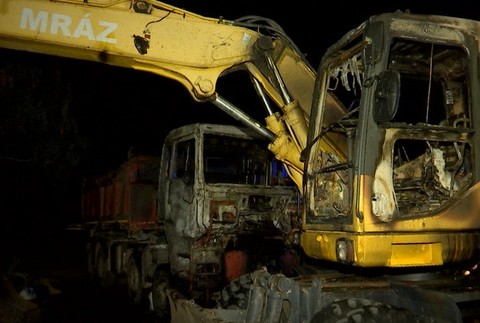 Pri rybníku vypukol požiar. Horeli viaceré vozidlá