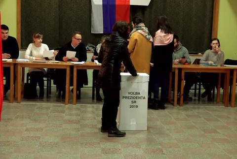 Ukradol volebnú urnu a hodil ju o zem. Poslanec strávil noc v policajnej cele