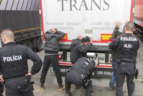 zadržaní utečenci, colníci