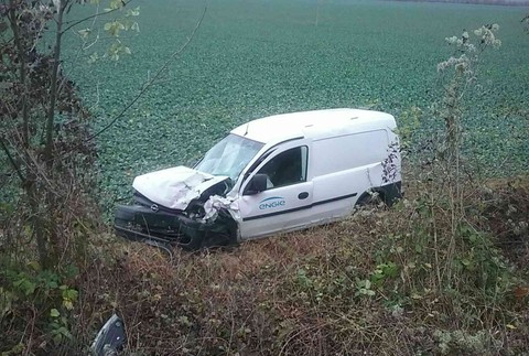 Čelná zrážka áut neďaleko Partizánskeho. Cestu uzavrelio