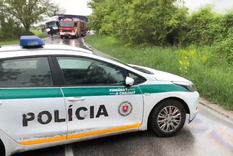 Vážna nehoda dvoch kamiónov. Cestu v oboch smeroch uzavreli