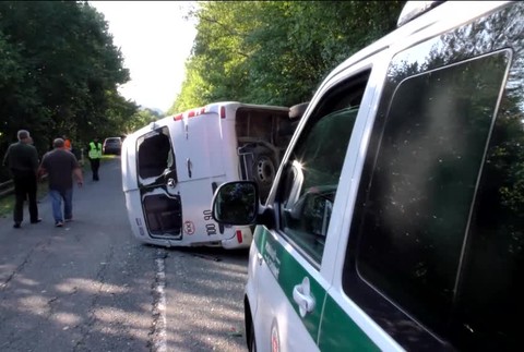 [multi] Mikrobus s desiatimi ľuďmi sa prevrátil na ceste. Vodič tvrdí, že za to môže zver 263