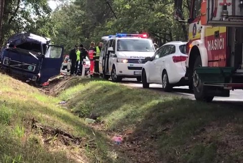 Nehoda kamióna si vyžiadala jednu obeť. Na mieste musel zasahovať vrtuľník7162
