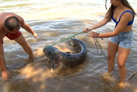 Školáčka Emka ulovila obrovského sumca. Sama s ním bojovala desiatky minút