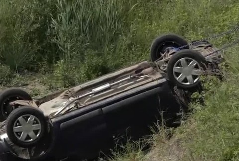 [multi] Prevrátené auto v rieke 298 (cropped)