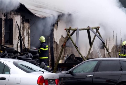 [multi] Mladá rodina prišla na Vianoce o živobytie. Plamene im pohltili autoservis 5467