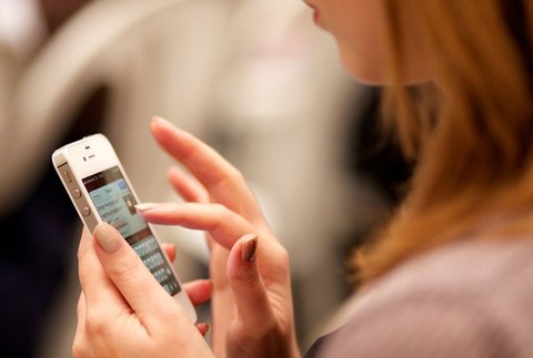 Mobil, žena, ruka, appka.jpg