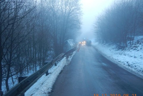 Vodič dostal pri Banskej Štiavnici šmyk. S autobusom ostal zachytený o zvodidlá
