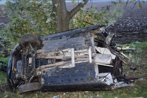 Auto sa po náraze do stromu roztrhlo na dve časti