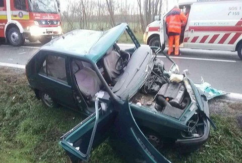 Čelná zrážka áut si vyžiadala jeden život. Cestu museli uzavrieť