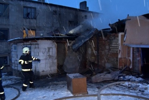 Desiatky ľudí prišli o strechu nad hlavou. Oheň zničil všetko čo mu stálo v ceste