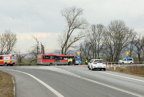 Nehoda auta a autobusu 3
