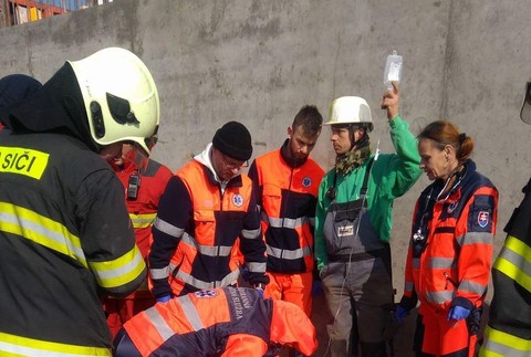 Robotníkov privalil stavebný diel