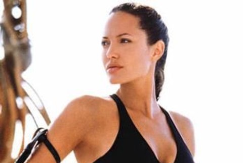 2001 - Plavky pre odvážne ženy predviedla Angelina Jolie vo filme Tomb Raider.