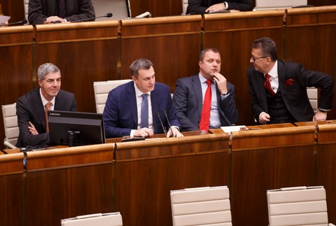 Poslanci prelomili veto. Dali opäť zelenú zákonu o osobitých odvodoch