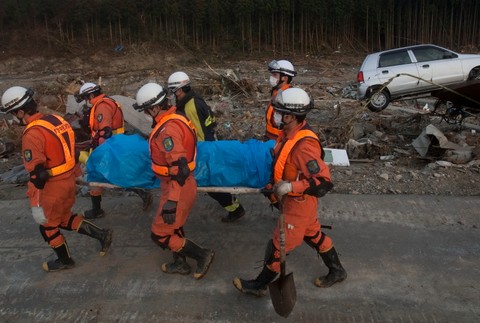 Záchranárske práce v zničenom Japonsku