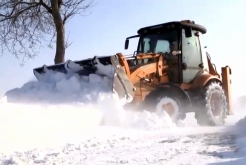 Pluhy, traktory či snehové frézy v najvyššej pohotovosti. Časť obyvateľov sa ocitla v zajatí snehu