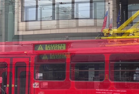 [multi] Električka vykoľajená 4466