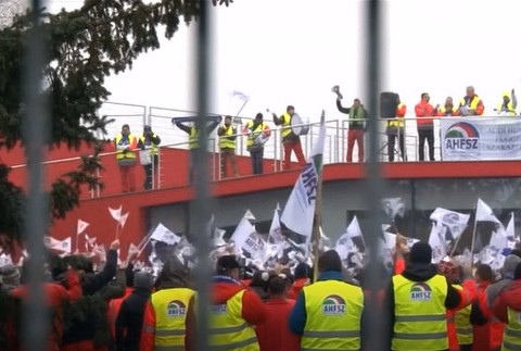 Štrajk v maďarskej fabrike Audi poznačil Slovensko. Volkswagen je nútení zrušiť zmeny
