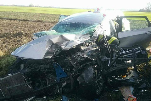 Pri nehode sa zrazila cisterna a osobné auto. Na mieste zasahuje vrtuľník