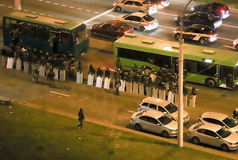 Protestujúce ženy v Bielorusku a zásah polície
